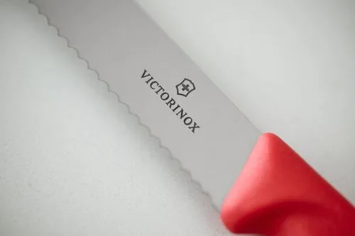Večnamenski kuhinjski in namizni nož Victorinox, nazobčan,11 cm, rdeč - slika 2