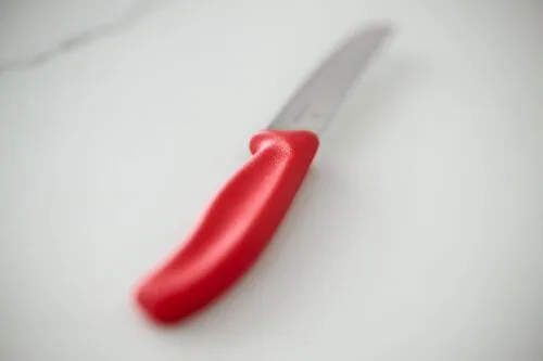 Večnamenski kuhinjski in namizni nož Victorinox, nazobčan,11 cm, rdeč - slika 3